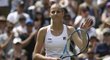 Karolína Plíšková zdraví fanoušky po postupu do třetího kola Wimbledonu