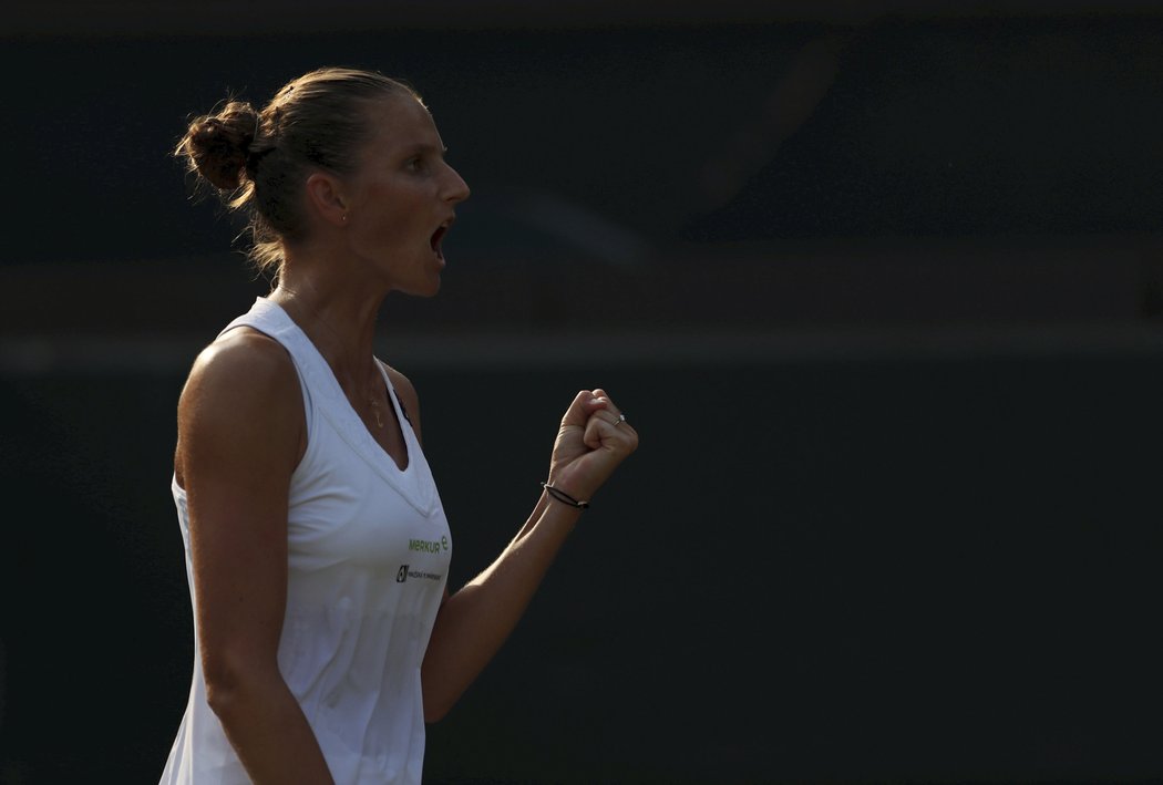 Karolína Plíšková se hecuje v zápase třetího kola Wimbledonu