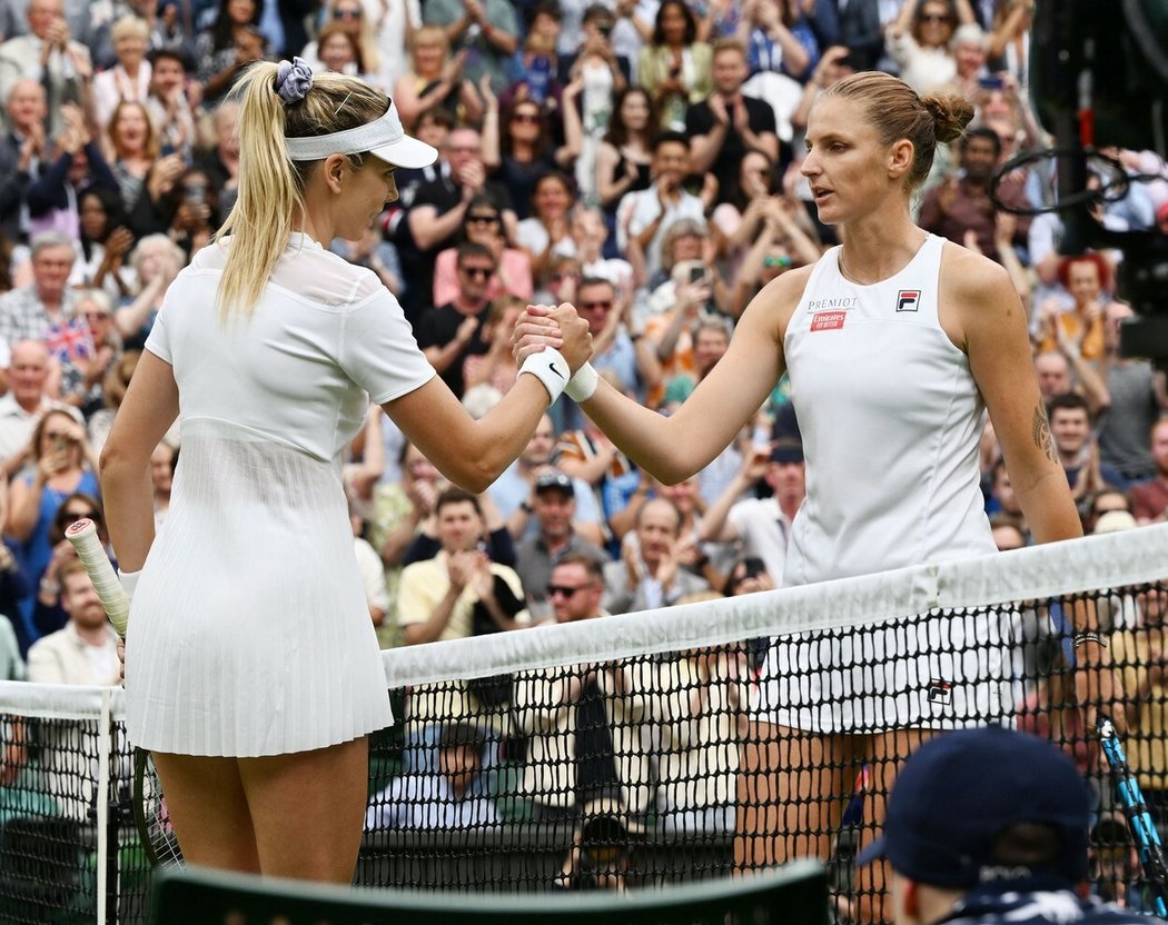 Karolína Plíšková gratuluje na Wimbledonu k postupu britské vítězce Katie Boulterové