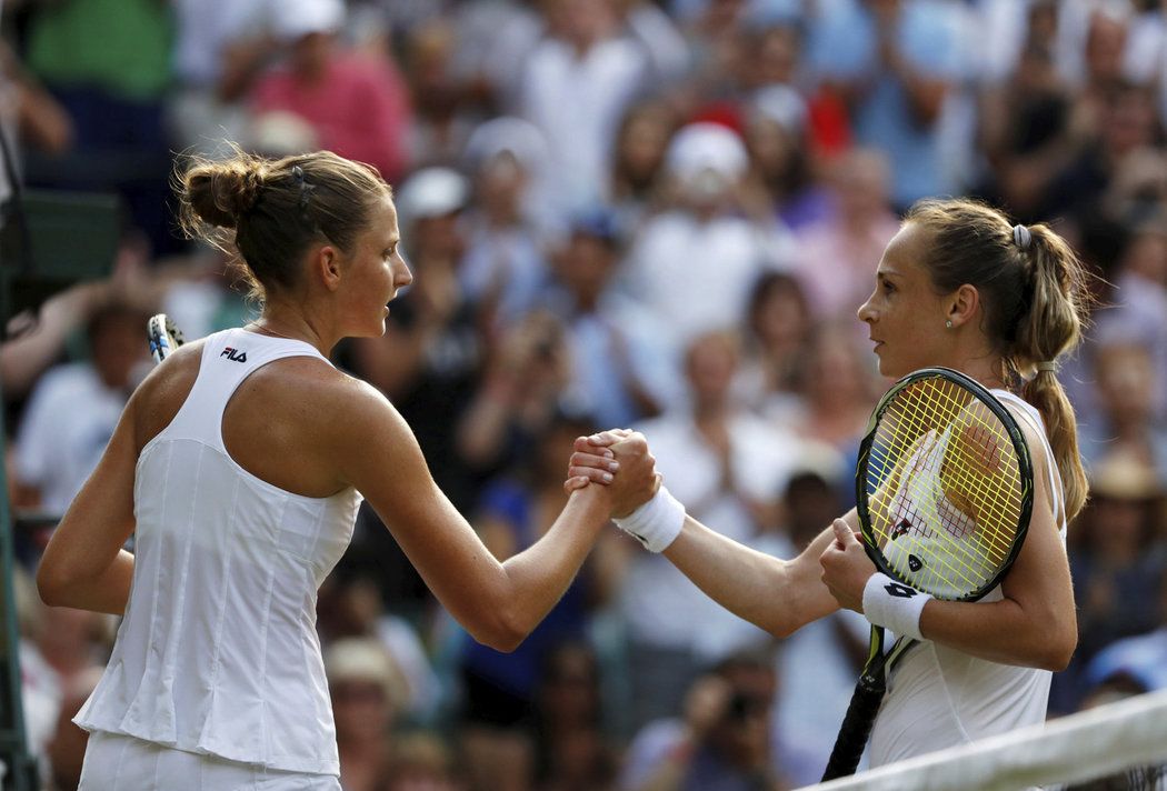 Karolína Plíšková gratuluje Slovence Rybárikové k vítězství, na Wimbledonu překvapivě končí už ve 2. kole