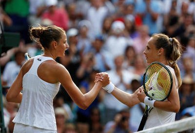 Karolína Plíšková gratuluje Slovence Rybárikové k vítězství, na Wimbledonu překvapivě končí