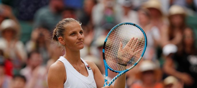 Karolína Plíšková děkuje divákům na centrálním wimbledonském kurtu po výhře nad Viktorií Azarenkovou