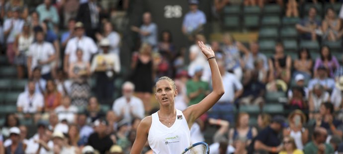 Karolína Plíšková děkuje fanouškům po postupu do osmifinále Wimbledonu