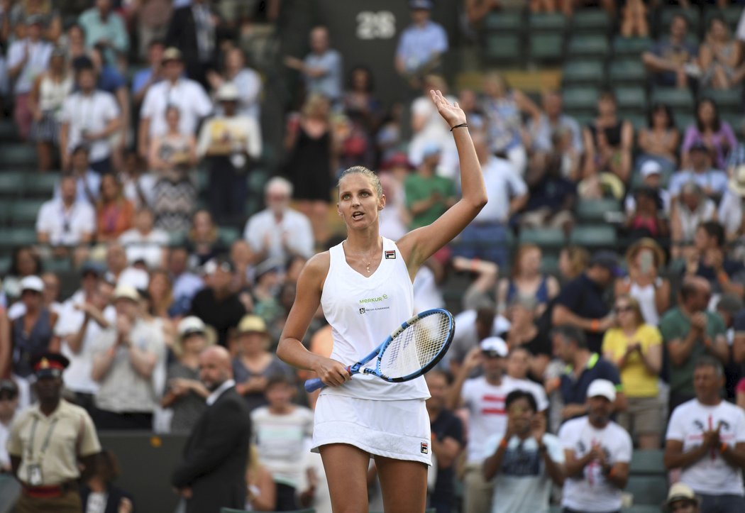 Karolína Plíšková děkuje fanouškům po postupu do osmifinále Wimbledonu