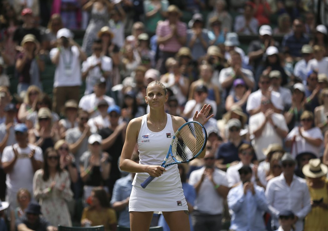 Karolína Plíšková zdraví fanoušky po postupu do třetího kola Wimbledonu