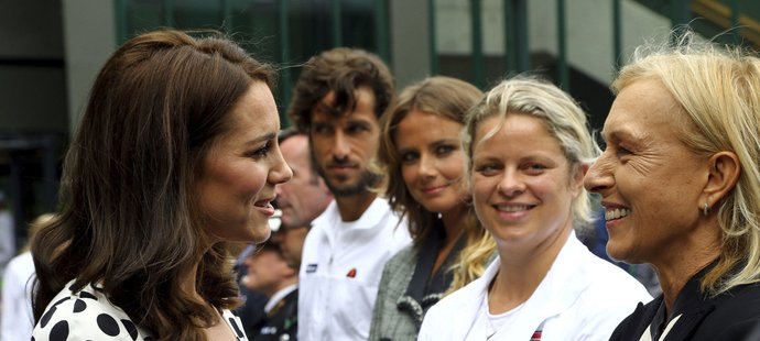 Vévodkyně Kate se zdraví před začátkem Wimbledonu s Martinou Navrátilovou