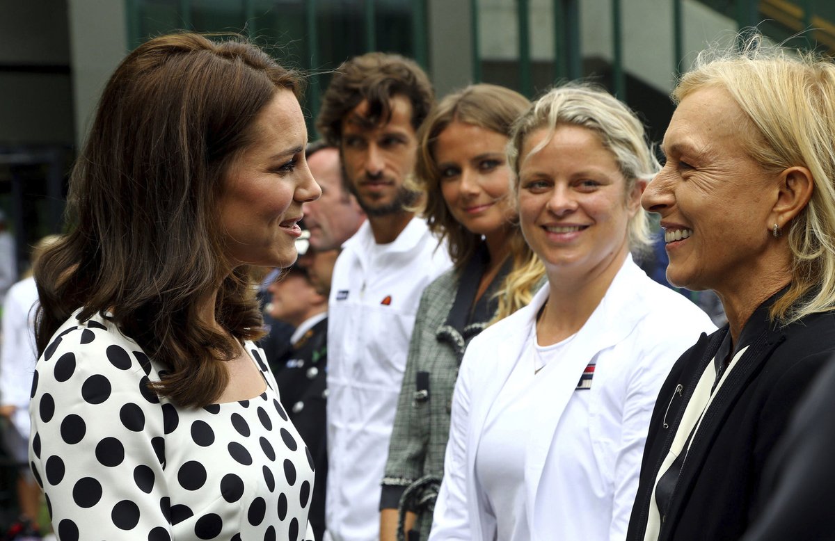 Vévodkyně Kate se zdraví před začátkem Wimbledonu s Martinou Navrátilovou