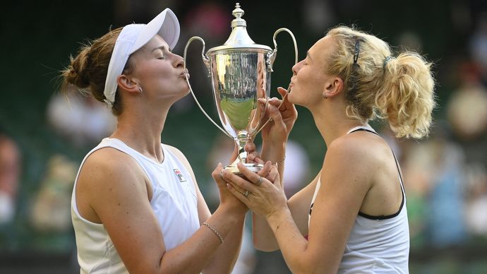 Do bílé se musely během Wimbledonu oblékat i české tenistky Barbora Krejčíková a Kateřina Siniaková