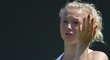 Kateřina Siniaková se rozčiluje v zápase třetího kola Wimbledonu proti Italce Giorgiové