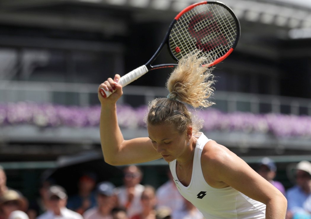 Kateřina Siniaková se vzteká v zápase třetího kola Wimbledonu