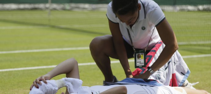 Kateřina Siniaková se nechává ošetřovat v zápase třetího kola Wimbledonu