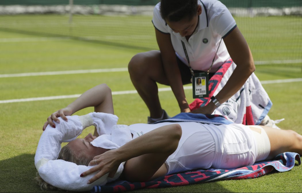 Kateřina Siniaková se nechává ošetřovat v zápase třetího kola Wimbledonu