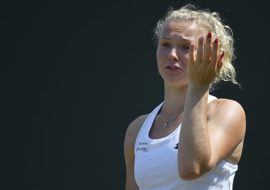 Kateřina Siniaková se rozčiluje v zápase třetího kola Wimbledonu proti Italce Giorgiové