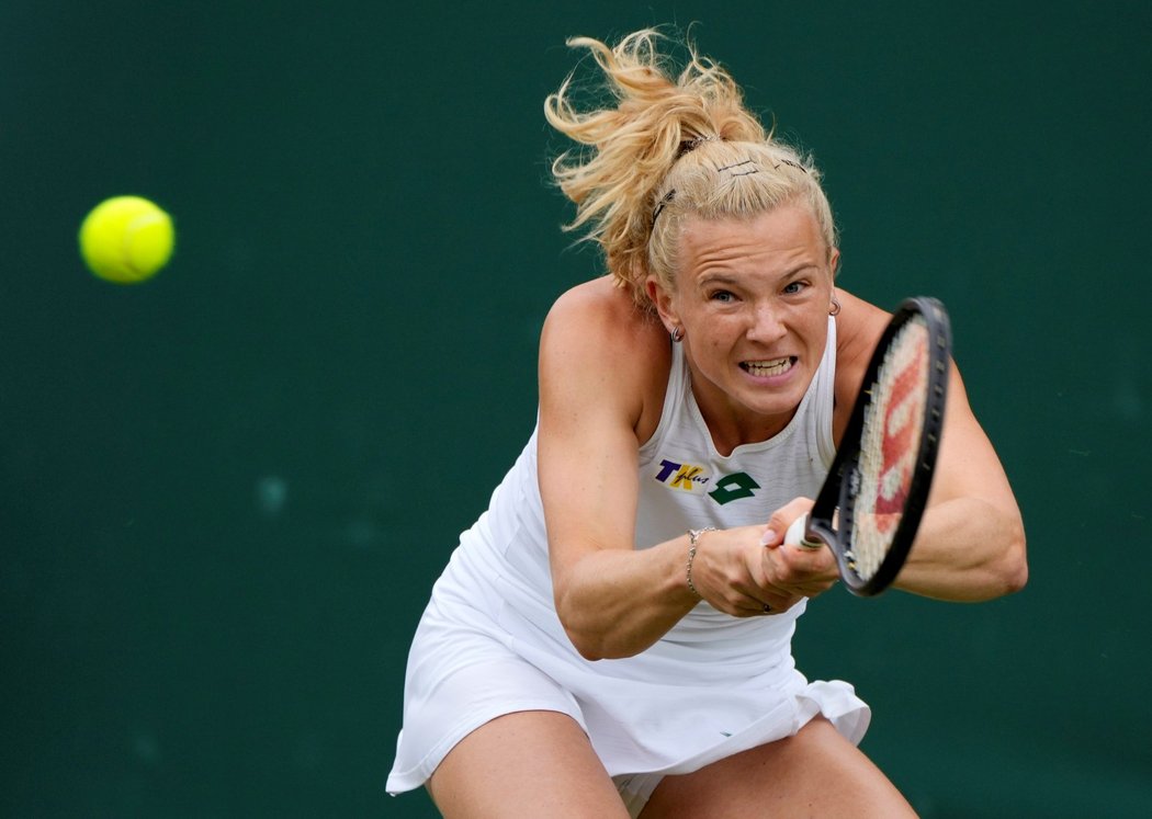 Česká tenistka Kateřina Siniaková v utkání na travnatém Wimbledonu