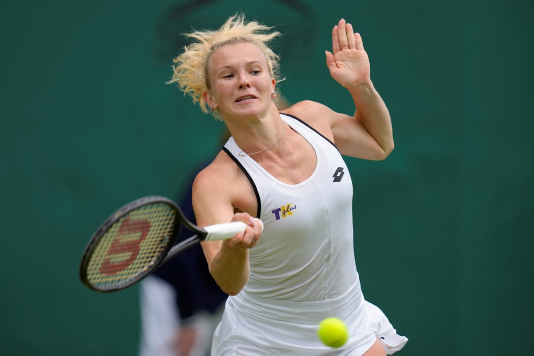 Česká tenistka Kateřina Siniaková během 1. kola Wimbledonu
