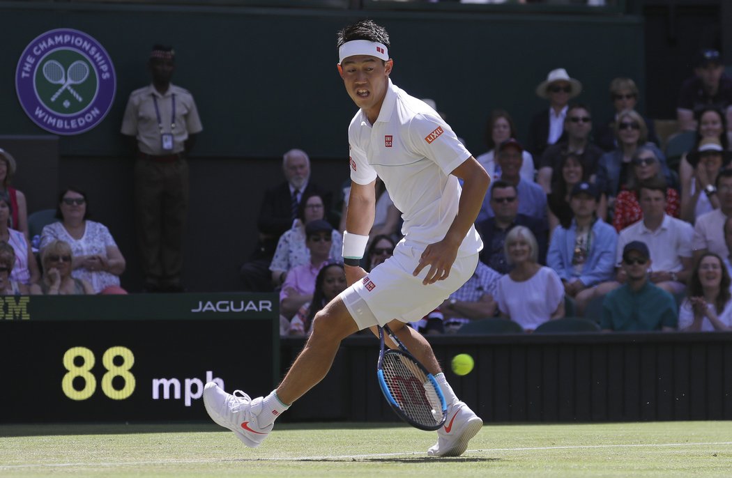 Úder zahraný mezi nohami, tzv. tweener, v podání japonského tenisty Keie Nišikoriho během utkání s Cameronem Norriem