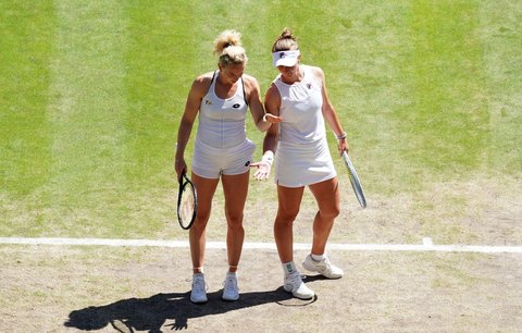 Deblový pár Barbora Krejčíková a Kateřina Siniaková si ve Wimbledonu zahraje o titul