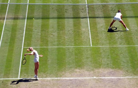Deblový pár Barbora Krejčíková a Kateřina Siniaková si ve Wimbledonu zahraje o titul