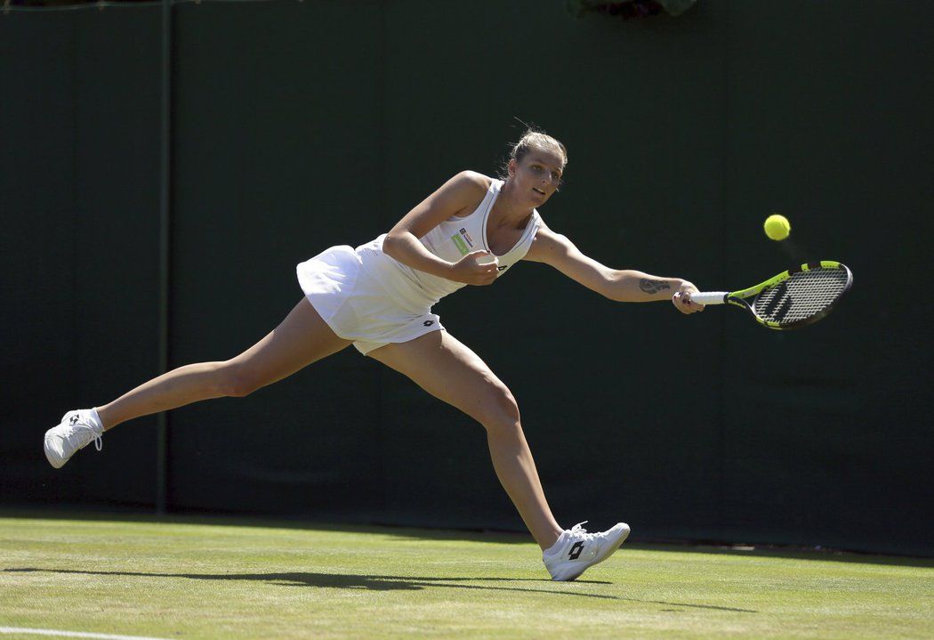 Kristýna Plíšková se natahuje po míčku v zápase druhého kola Wimbledonu proti Řekyni Sakkariové