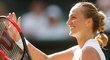 Petra Kvitová děkuje za přízeň fanouškům ve Wimbledonu