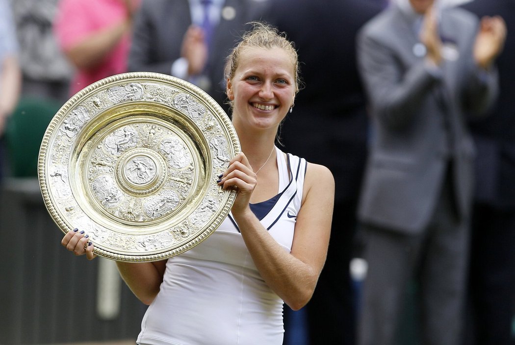 Je to tam! Patra Kvitová vyhrála titul na tenisovém Wimbledonu. Česká republika se díky ní dočkala po třinácti letech grandslamového vítězství