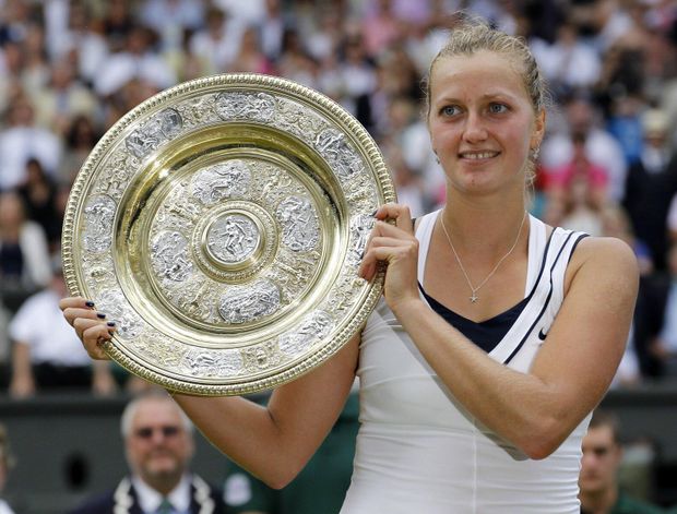 Hvězdná Petra Kvitová pózuje s trofejí Hvězdná Petra Kvitová pózuje s trofejí