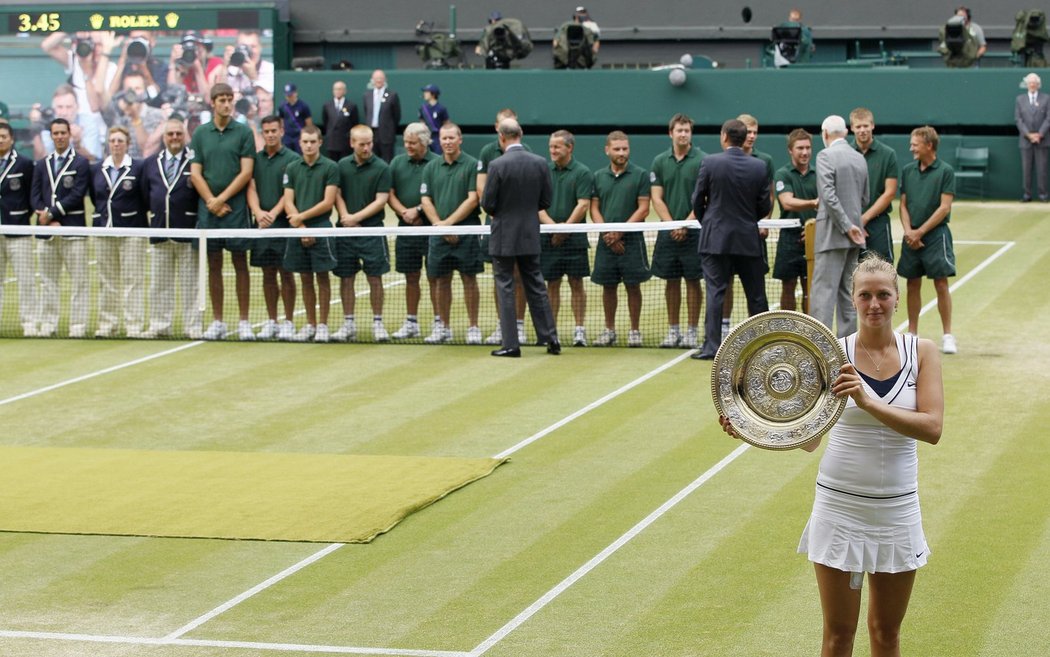 Petra Kvitová pózuje na wimbledonském trávníku