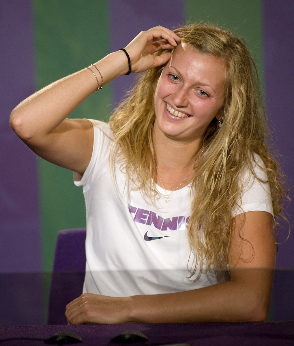 Usměvavá Petra Kvitová na tiskové konferenci po vítězném wimbledonském finále