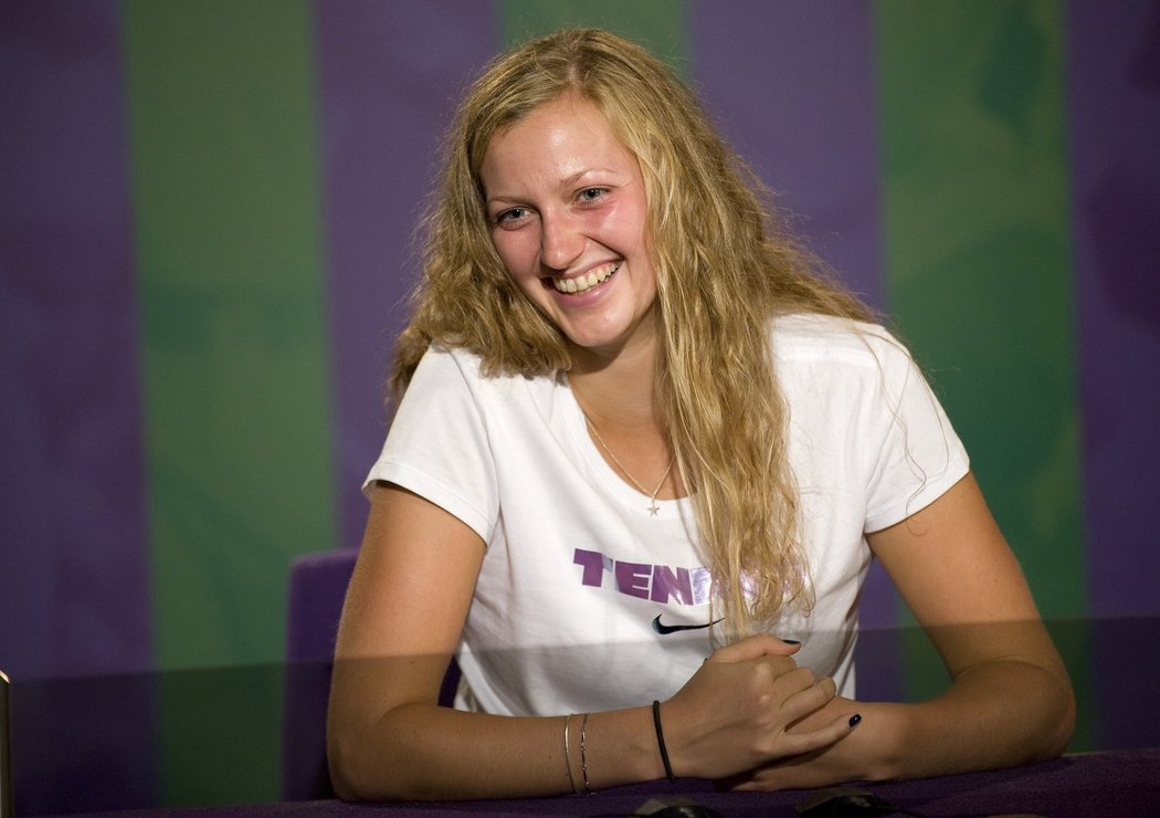 Usměvavá Petra Kvitová na tiskové konferenci po vítězném wimbledonském finále