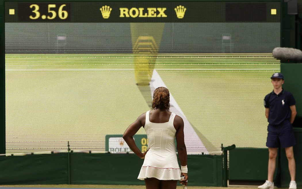 Serena Williamsová sleduje verdikt &#34;Jestřábího oka&#34; v semifinále Wimbledonu proti Petře Kvitové