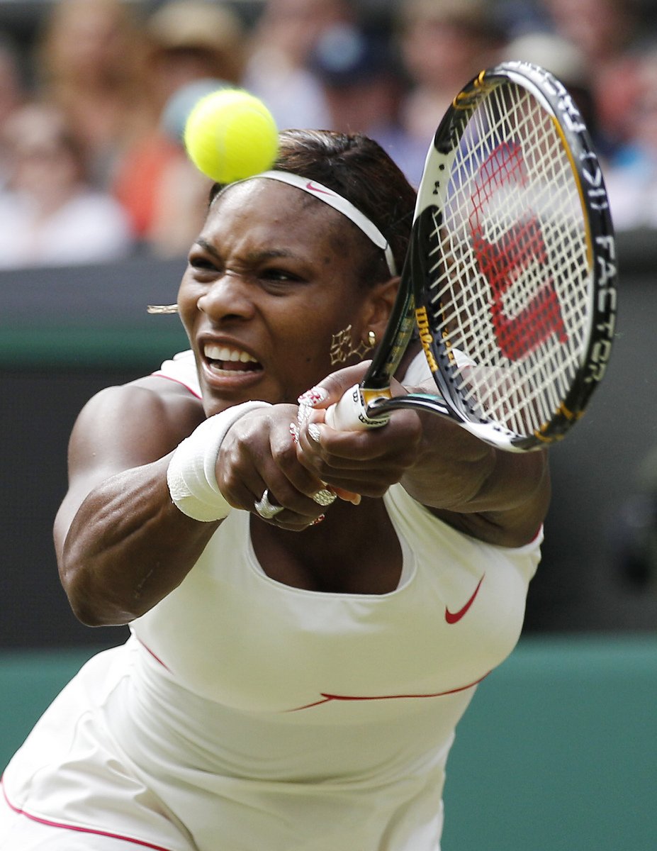 Serena Williamsová a její bekhend v duelu proti Petře Kvitové