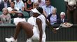 Venus Williams upadla během utkání s Petrou Kvitovou na Wimbledonu