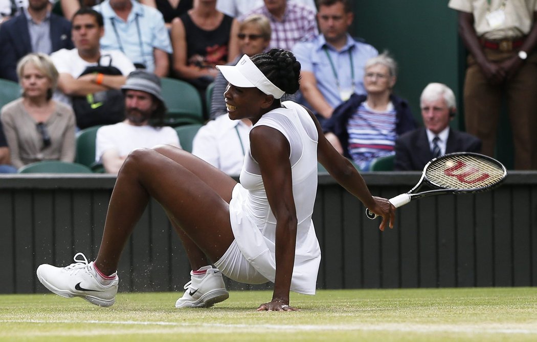 Venus Williams upadla během utkání s Petrou Kvitovou na Wimbledonu