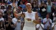 Česká tenistka Petra Kvitová děkuje za podporu fanouškům po postupu z prvního kola Wimbledonu