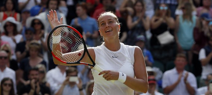 Česká tenistka Petra Kvitová děkuje za podporu fanouškům po postupu z prvního kola Wimbledonu