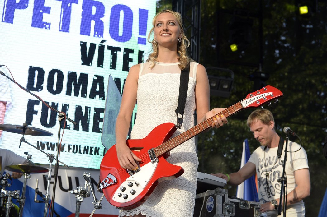 Petra Kvitová si zahrála i s kapelou Chinaski a dostala kytaru