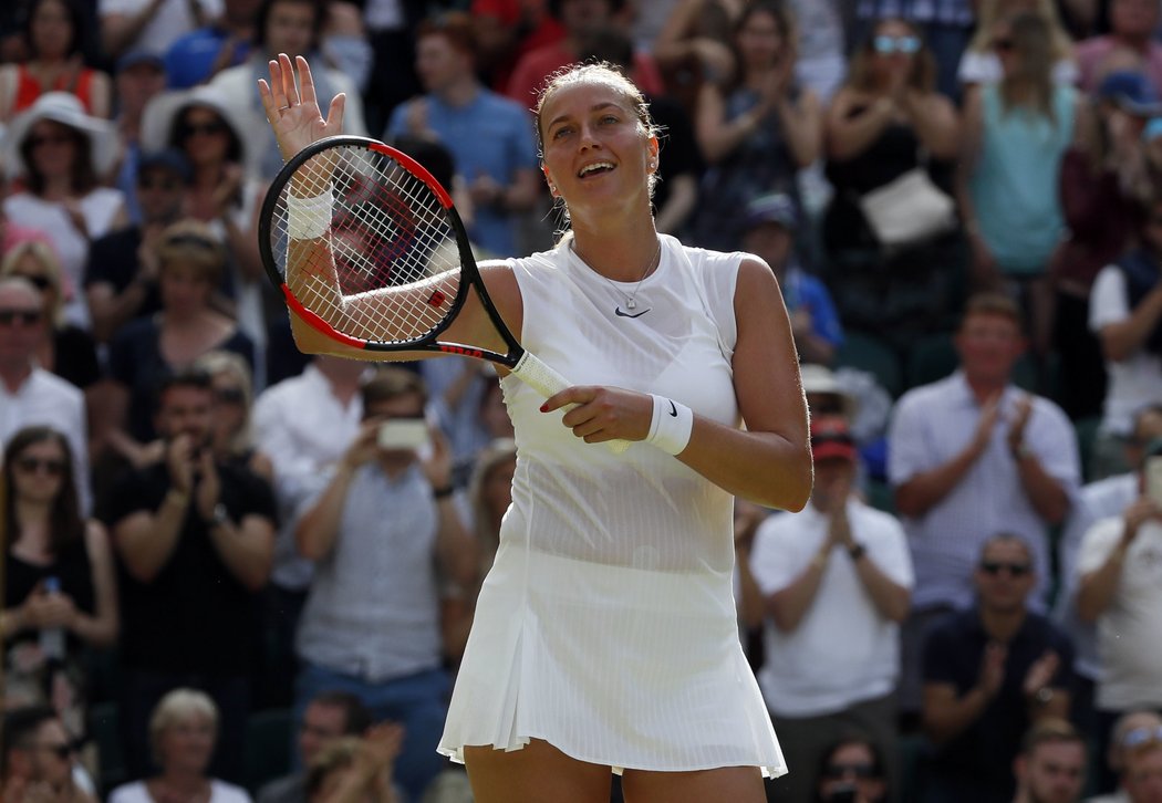 Česká tenistka Petra Kvitová děkuje za podporu fanouškům po postupu z prvního kola Wimbledonu