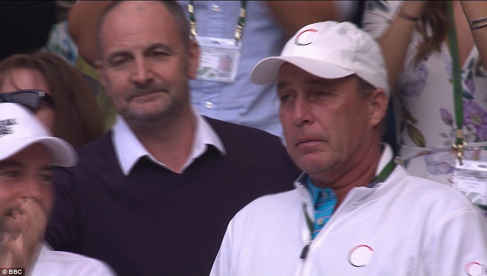 Dojatý Ivan Lendl poté, co jeho svěřenec Andy Murray podruhé v kariéře vyhrál Wimbledon