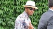 Pilot formule 1 Lewis Hamilton dorazil na wimbledonské finále v klobouku a košili, do královské lóže ho kvůli dress codu nepustili