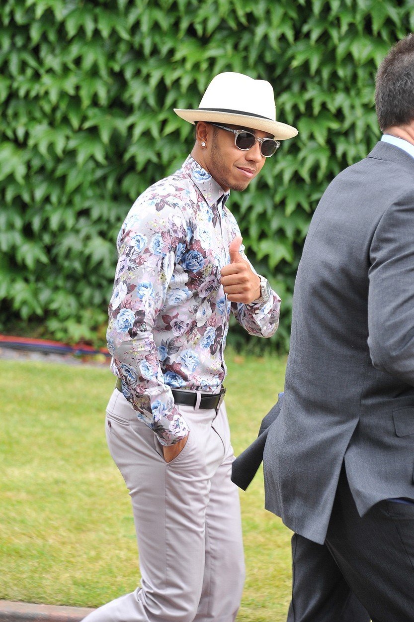 Pilot formule 1 Lewis Hamilton dorazil na wimbledonské finále v klobouku a košili, do královské lóže ho kvůli dress codu nepustili