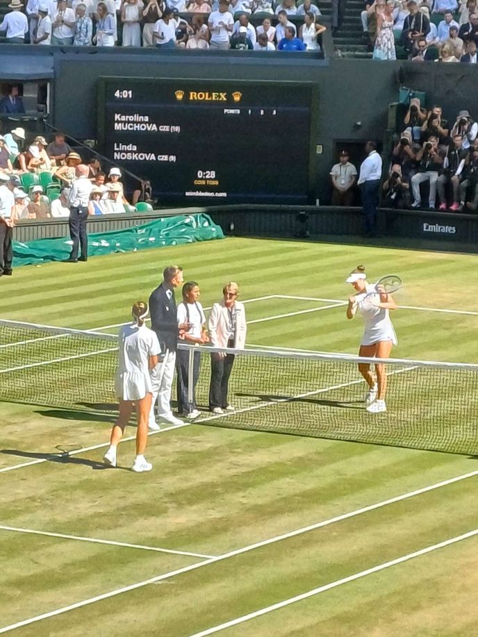 Karolína Muchová a Linda Nosková jsou připraveny zahájit finále Wimbledonu Karolína Muchová a Linda Nosková jsou připraveny zahájit finále Wimbledonu