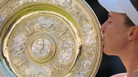 Linda Nosková s trofejí pro vítězku Wimbledonu