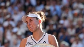 Linda Nosková s trofejí pro vítězku Wimbledonu