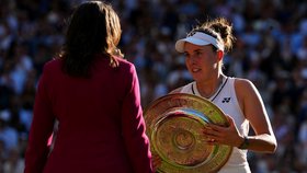 Linda Nosková s trofejí pro vítězku Wimbledonu
