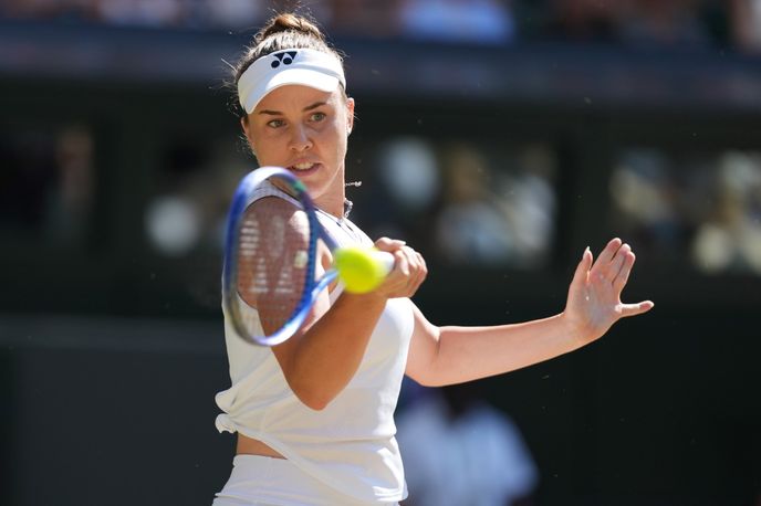 Linda Nosková vrací míček ve finále Wimbledonu Linda Nosková vrací míček ve finále Wimbledonu
