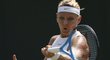 Lucie Šafářová v duelu třetího kola Wimbledonu proti Jekatěrině Makarovové...