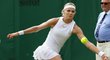 Lucie Šafářová během zápasu 2. kola Wimbledonu