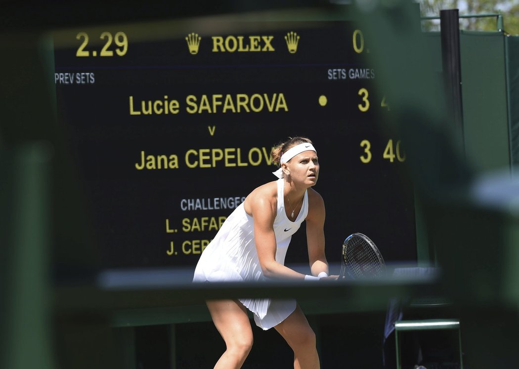 Lucie Šafářová v zápase třetího kola Wimbledonu proti Slovence Janě Čepelové