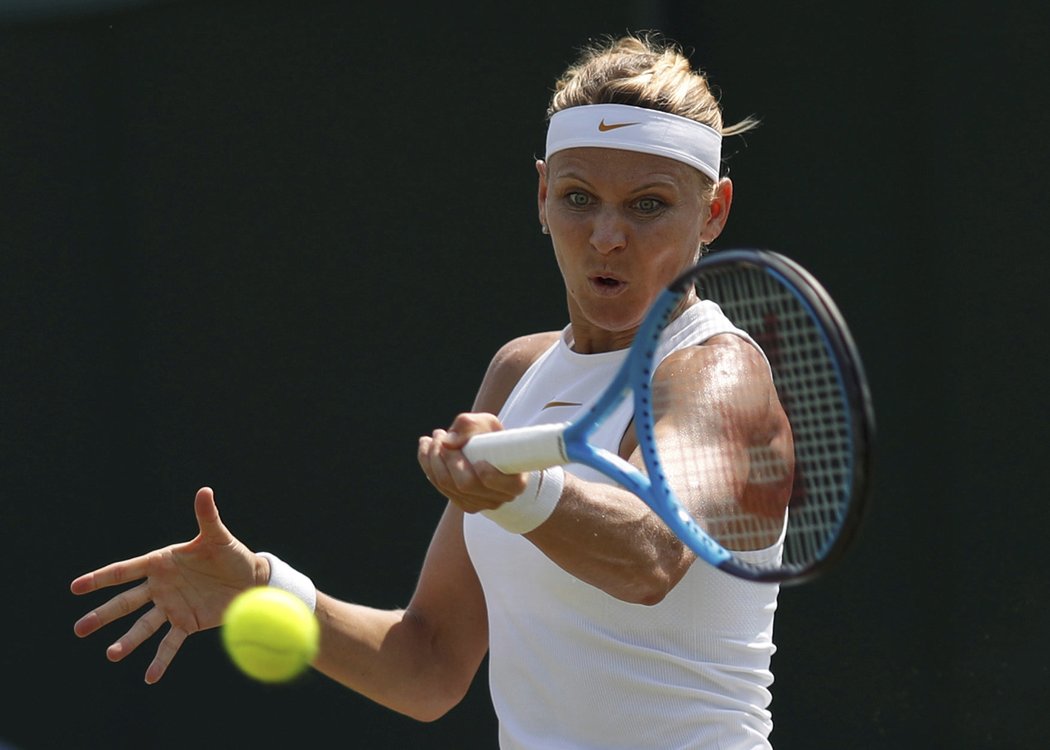 Lucie Šafářová v duelu třetího kola Wimbledonu proti Jekatěrině Makarovové...