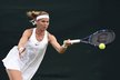 Česká tenistka Lucie Šafářová v zápase proti své deblové parťačce Bethanie Mattekové-Sandsové